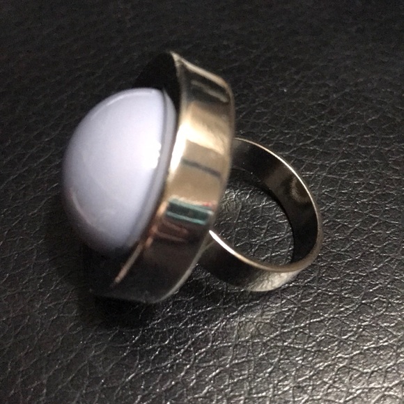 NWOT. MEDIUM GRAYISH BLUE RING WITH SILVERY BAND - Picture 4 of 5